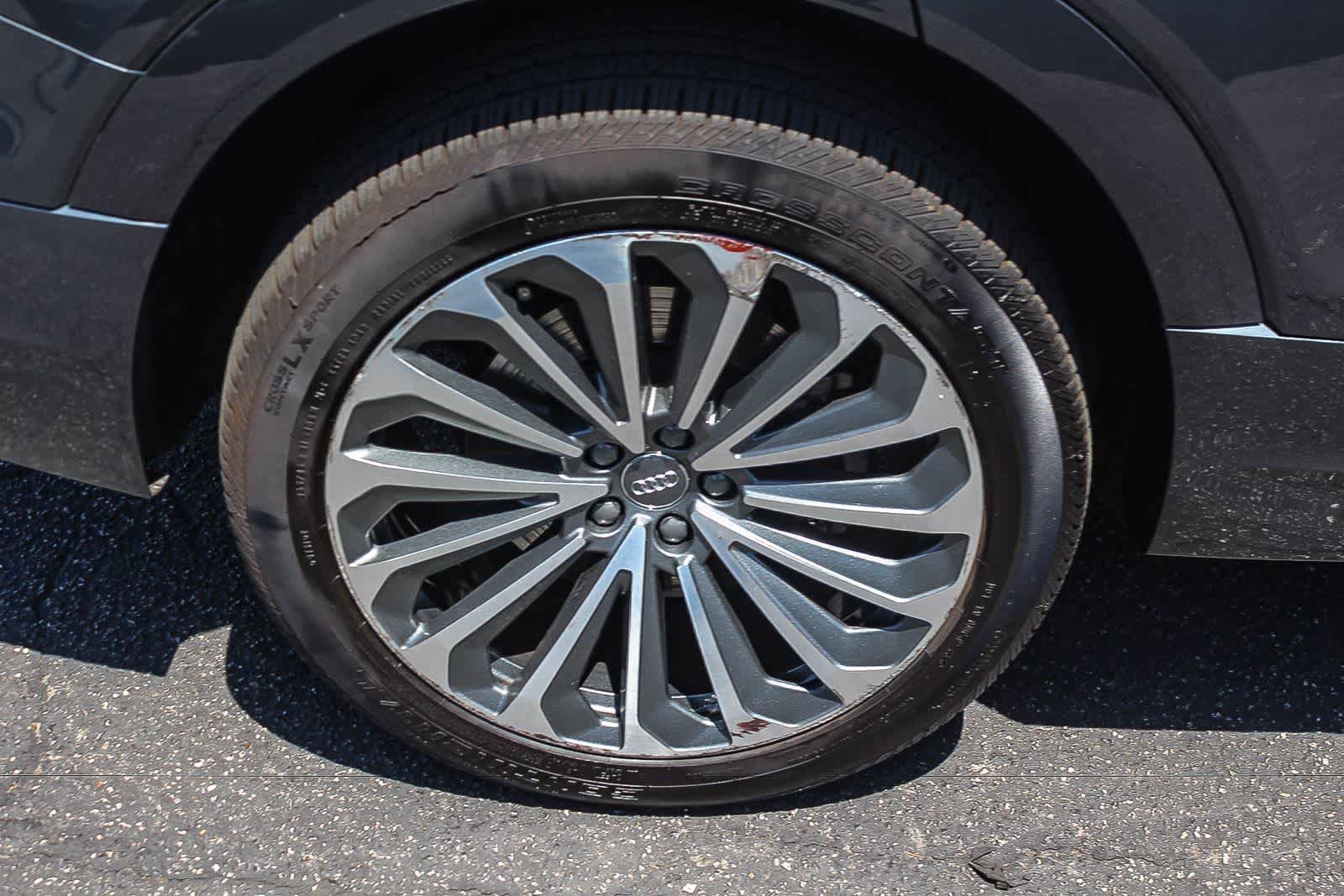 Used 2019 Audi e-tron Prestige w/ Prestige Package AWD/4WD image 11