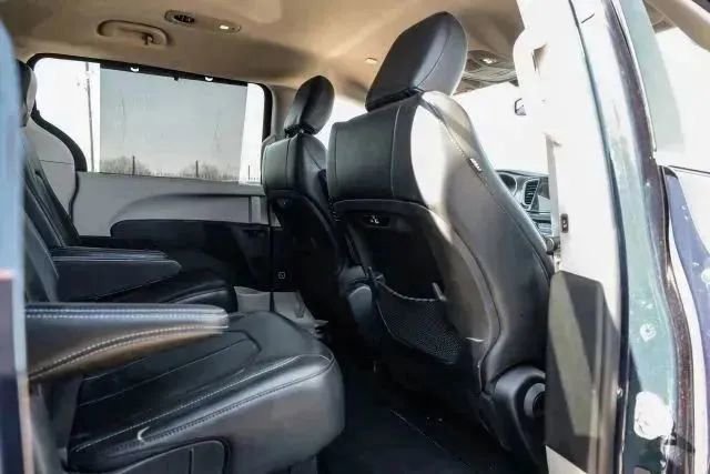 Used 2021 Chrysler Pacifica Touring-L image 44