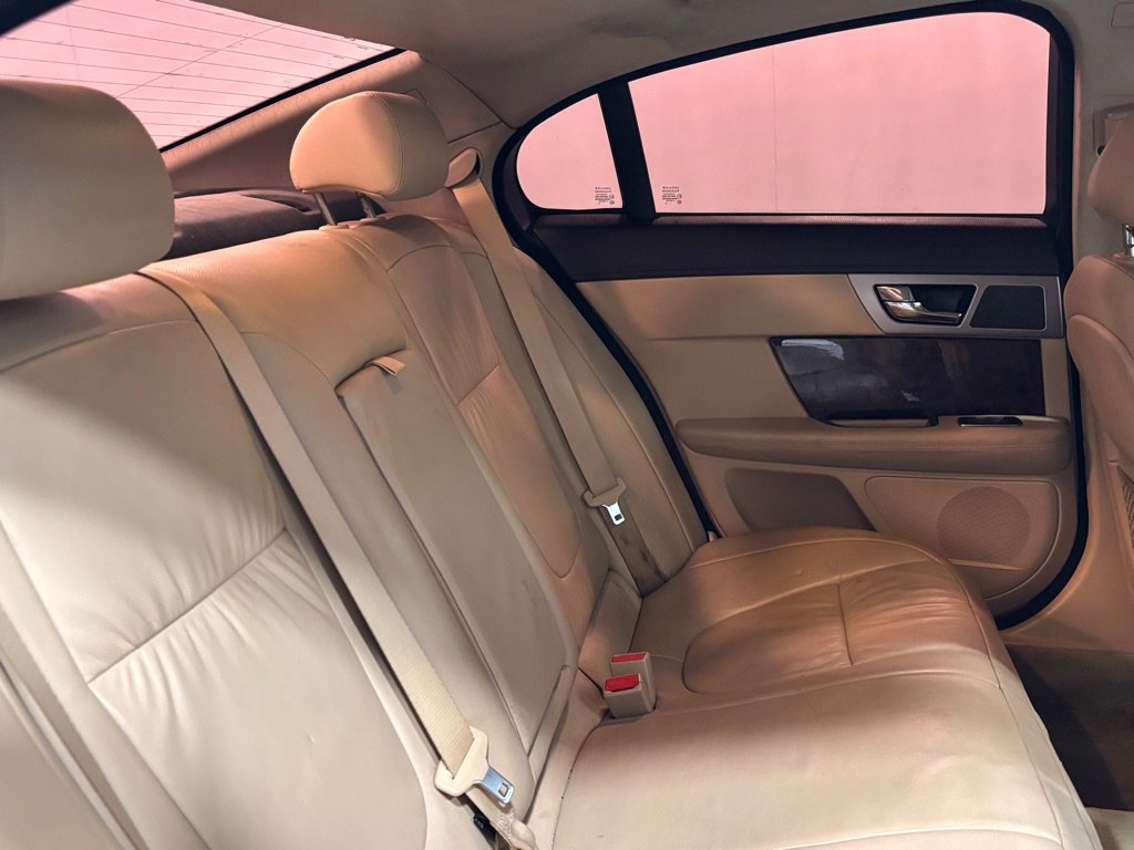 Used 2011 Jaguar XF image 25