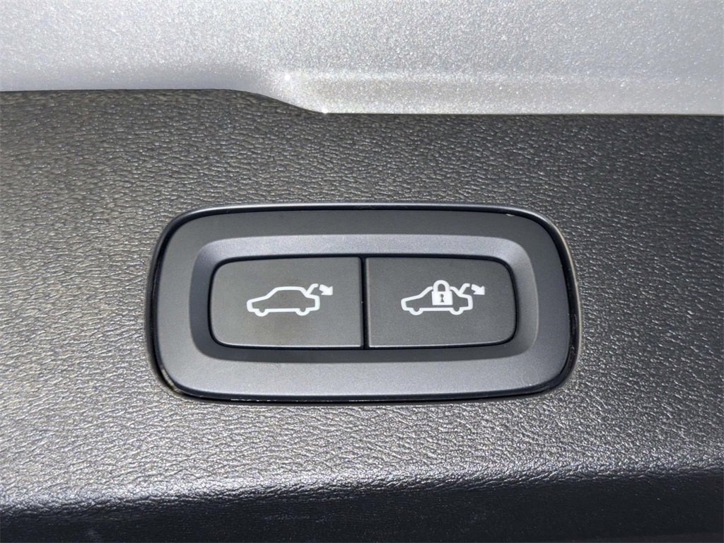 Used 2025 Volvo V60 B5 Cross Country Plus image 18