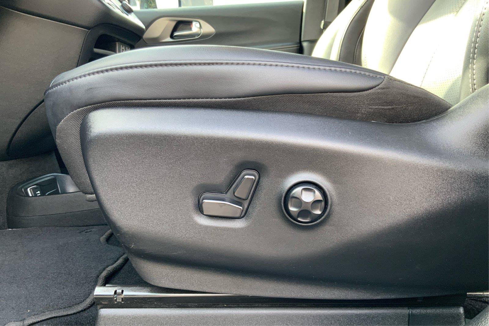 Used 2025 Chrysler Pacifica Select FWD image 19