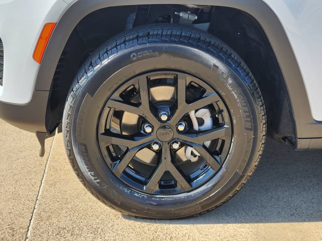 Used 2025 Jeep Grand Cherokee Altitude RWD image 17