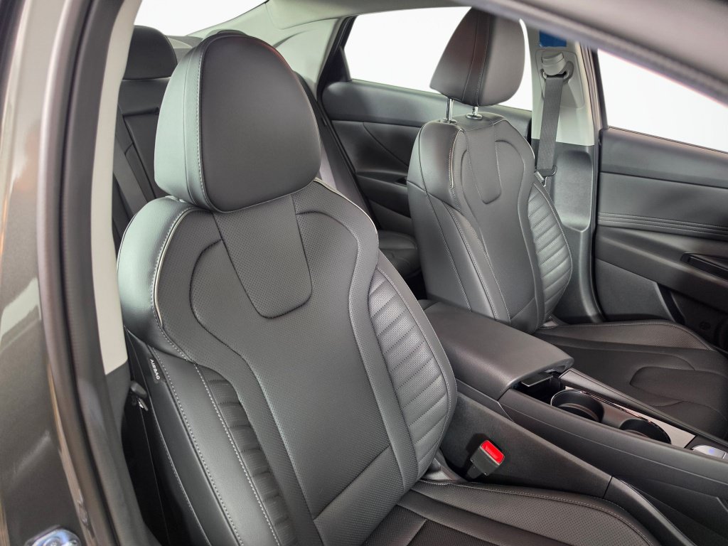 Used 2026 Hyundai Elantra Limited FWD image 41