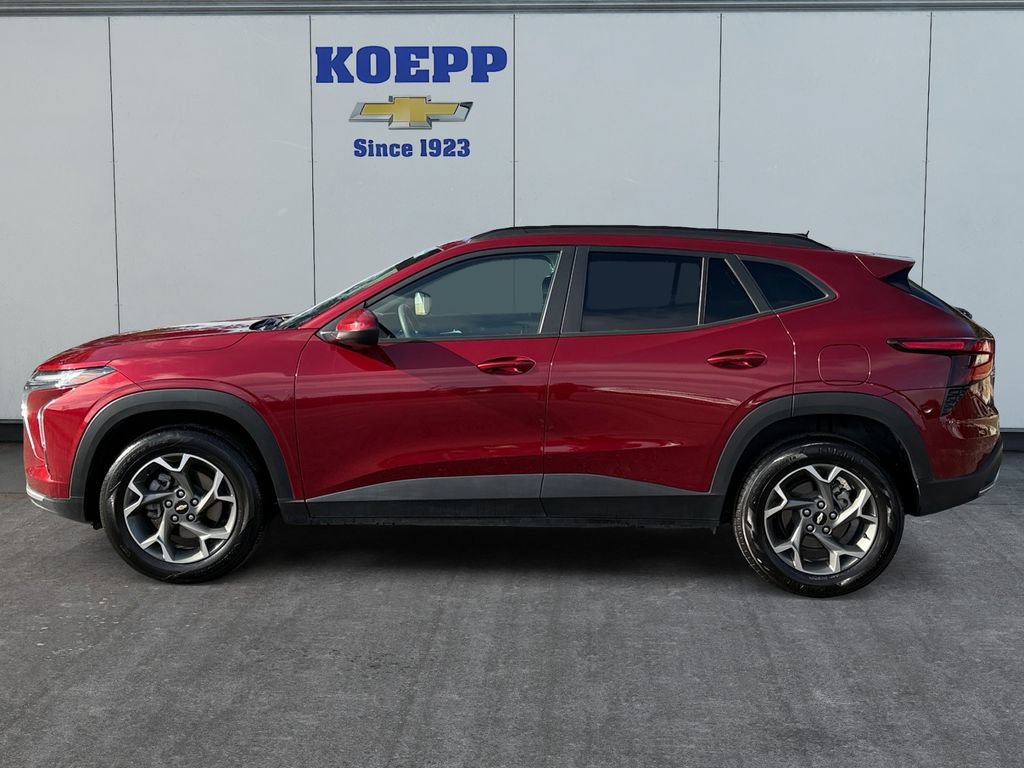 Used 2025 Chevrolet Trax LT FWD image 2