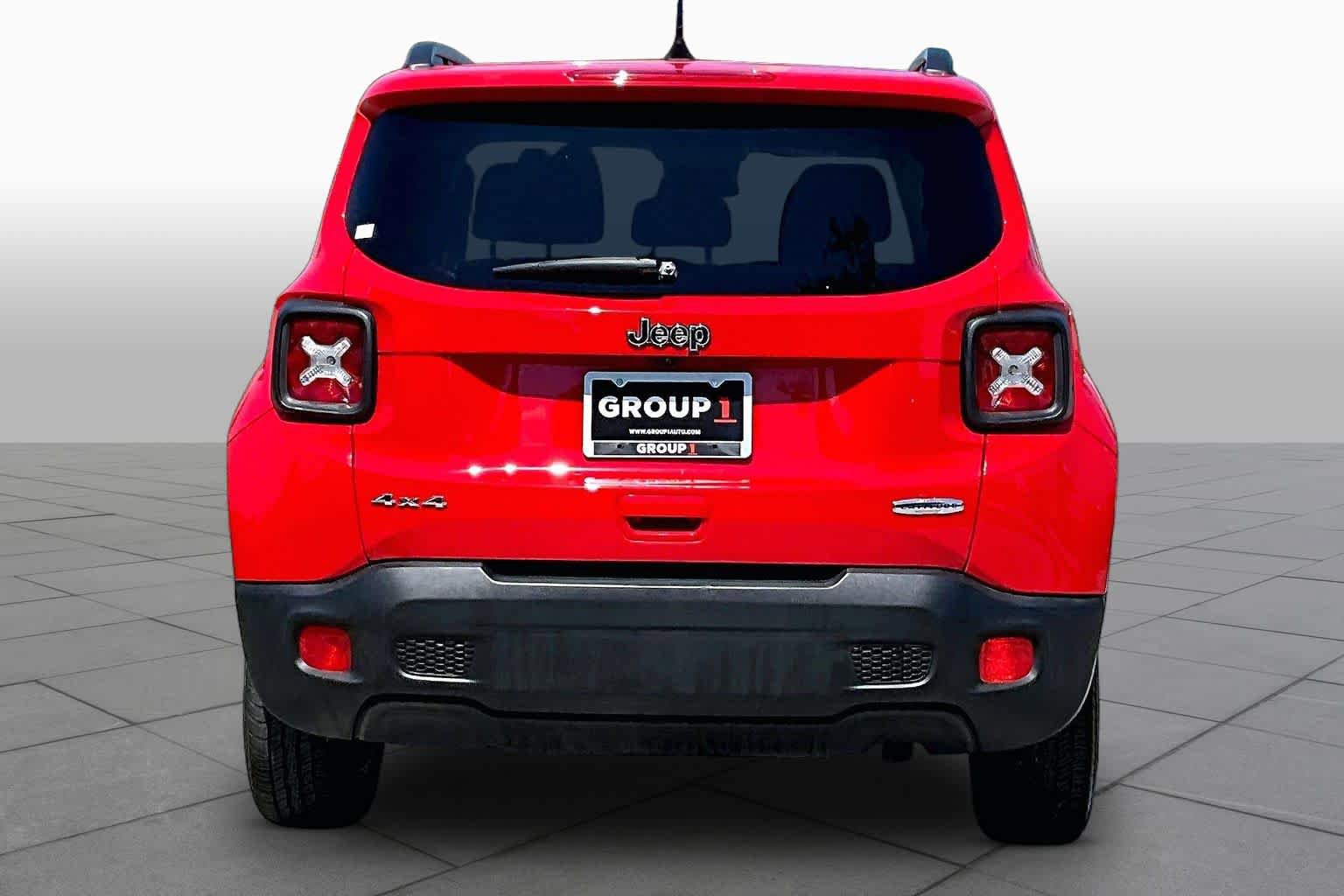 Used 2018 Jeep Renegade Latitude w/ Cold Weather Group AWD/4WD image 5