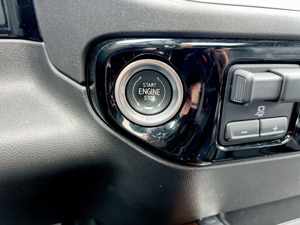 Used 2022 Chevrolet Silverado 1500 High Country w/ High Country Premium Package AWD/4WD image 15
