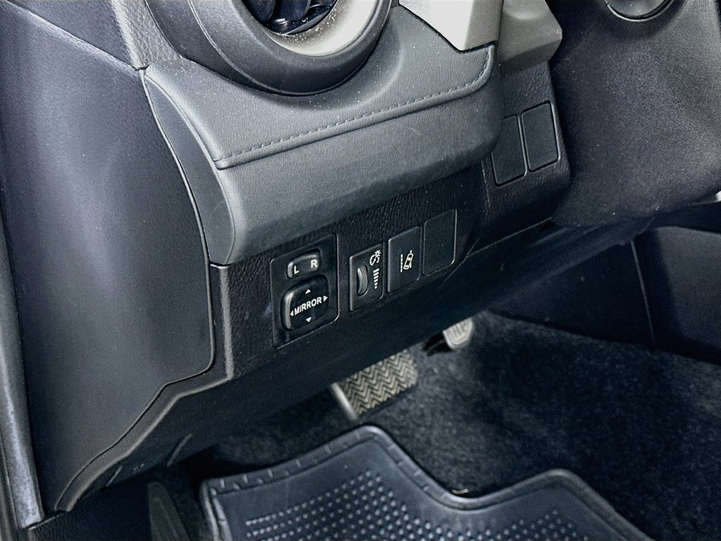 Used 2018 Toyota RAV4 LE FWD image 10