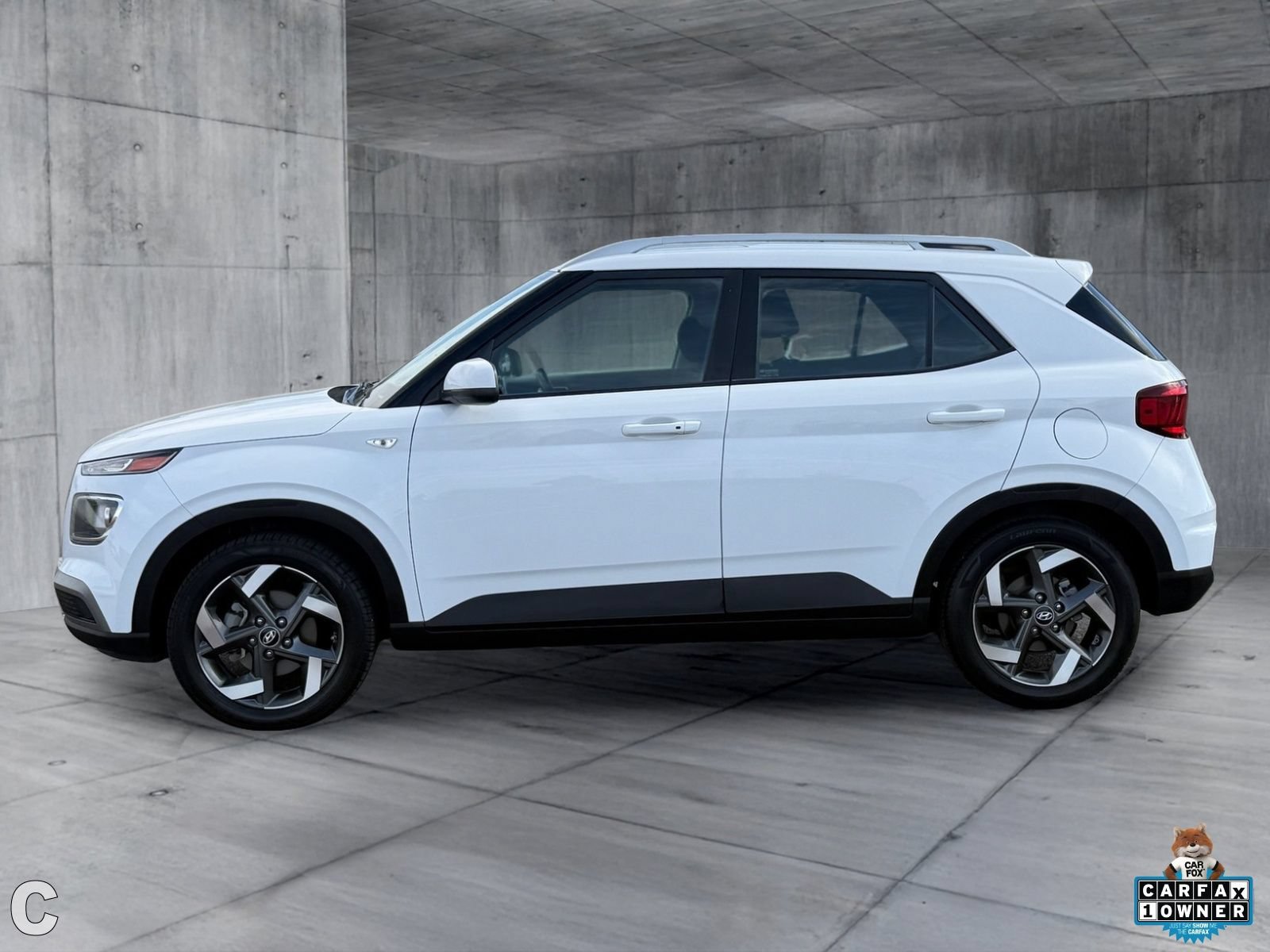 Used 2024 Hyundai Venue SEL FWD image 3