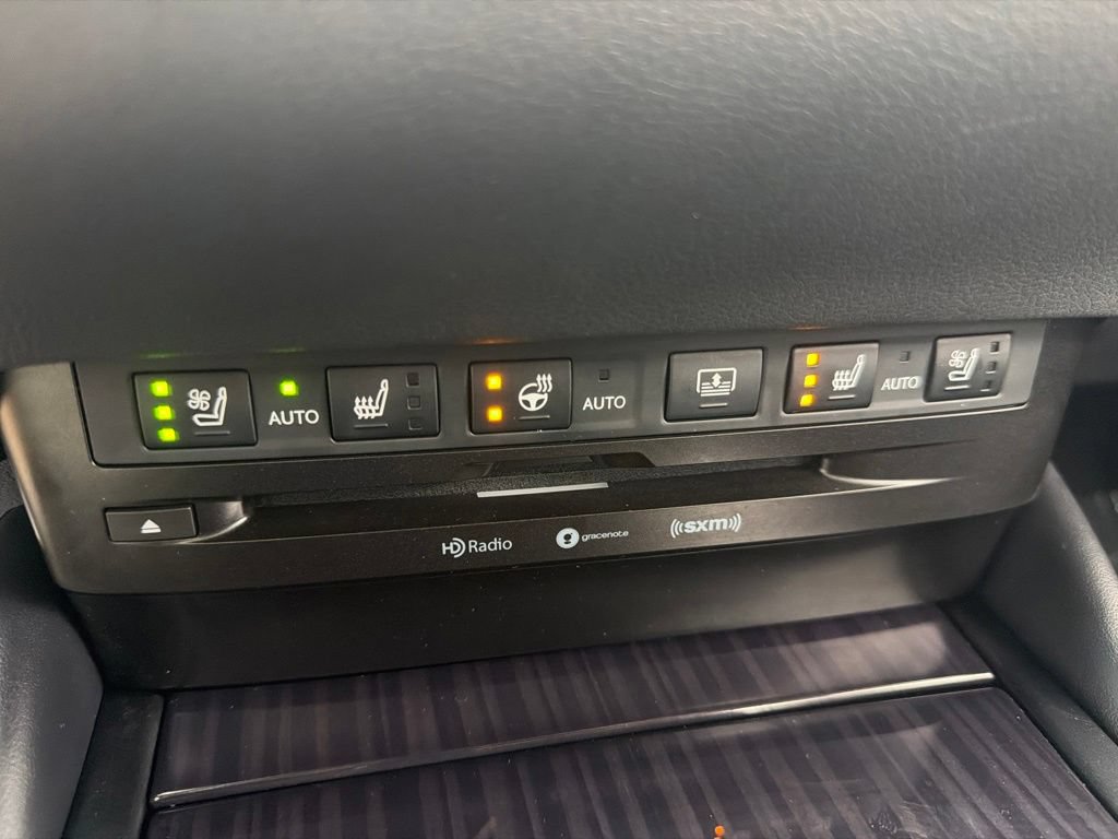 Used 2020 Lexus ES 300h w/ Luxury Package FWD image 17