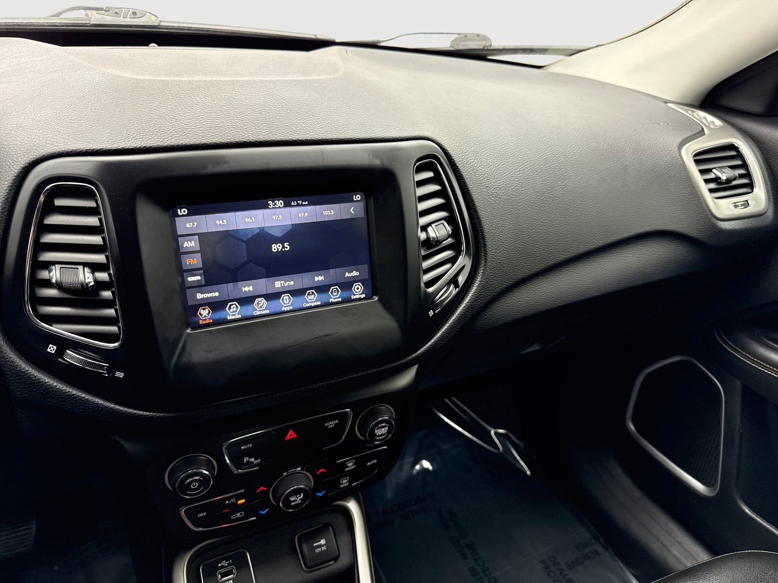 Used 2019 Jeep Compass Latitude w/ Safety & Security Group FWD image 24