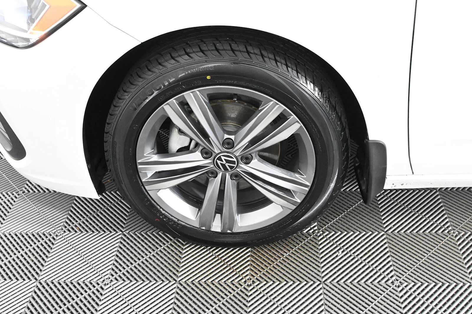 Certified 2023 Volkswagen Jetta SE w/ Panoramic Sunroof Package FWD image 28
