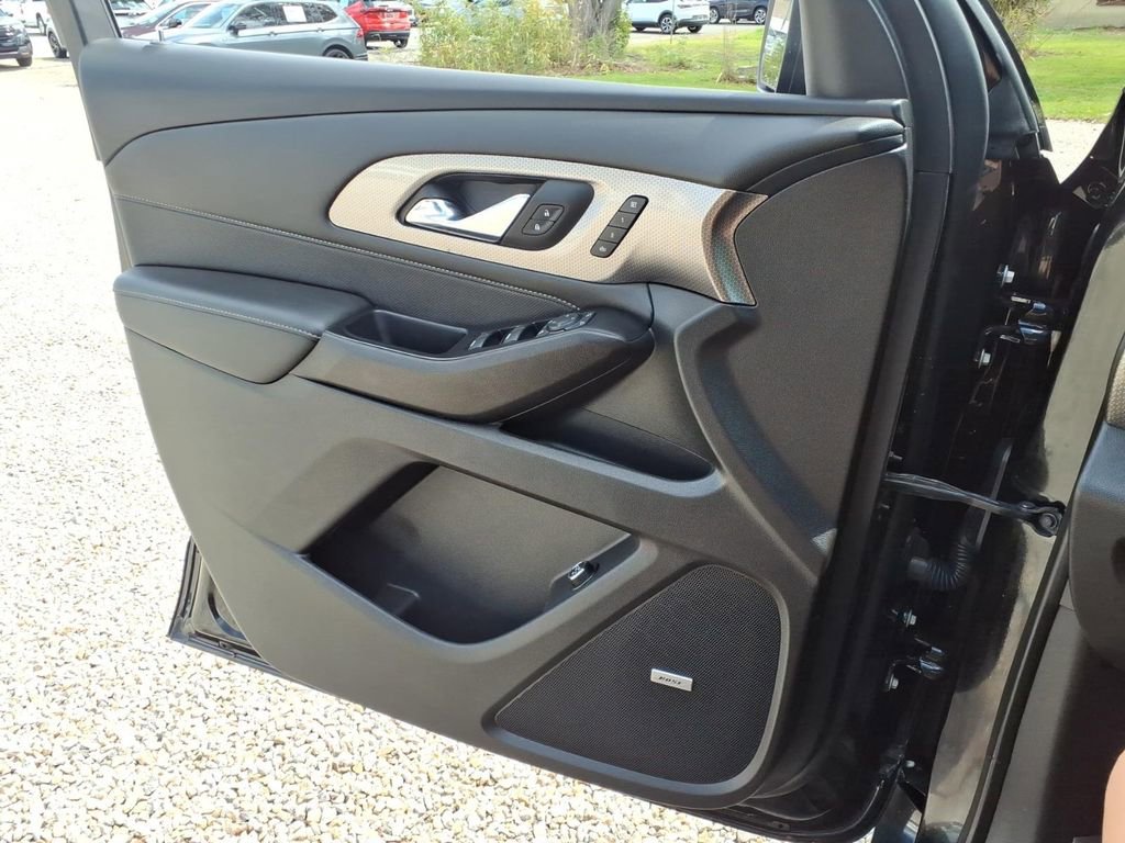 Used 2023 Chevrolet Traverse Premier image 32
