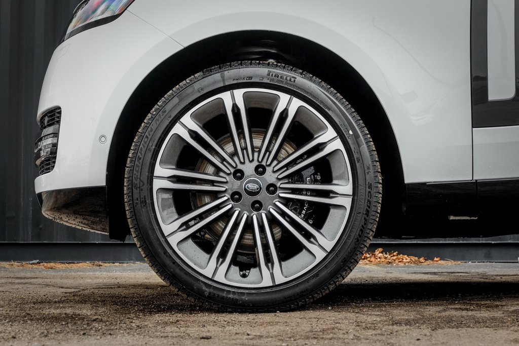 New 2025 Land Rover Range Rover SE image 4