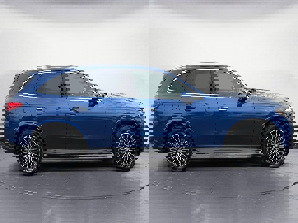 Used 2025 Mercedes-Benz GLC 350e 4MATIC image 11