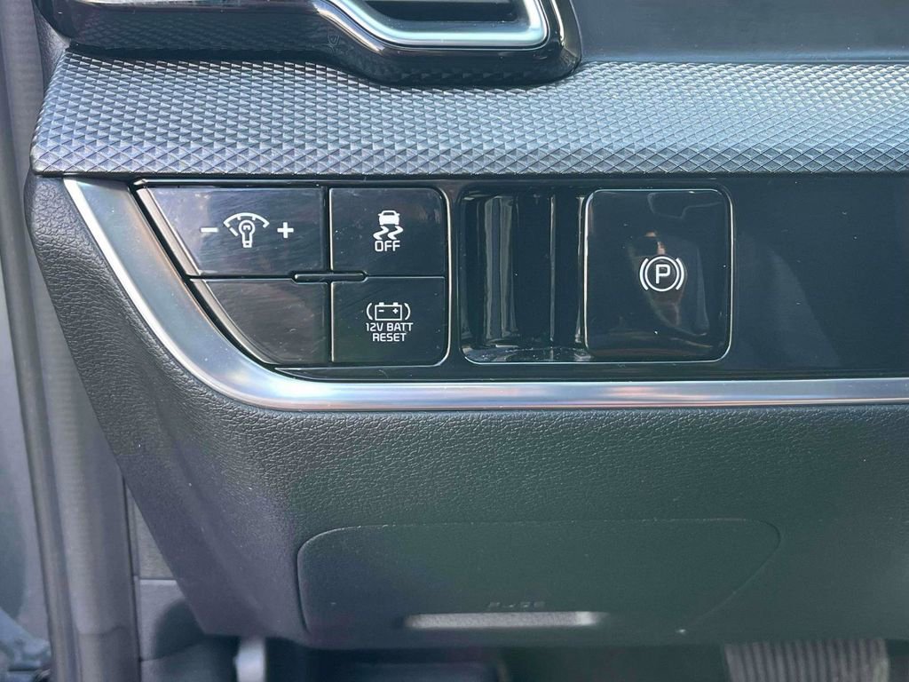 Used 2025 Kia Sportage LX image 16