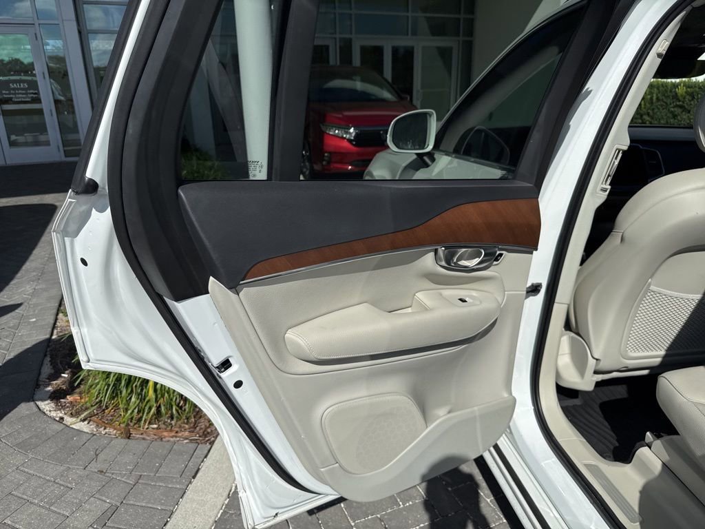 Used 2021 Volvo XC90 T6 Momentum w/ Protection Package Premier image 25