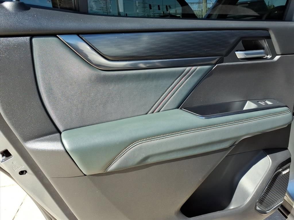 Used 2025 GMC Acadia AT4 w/ Luxury Package image 21