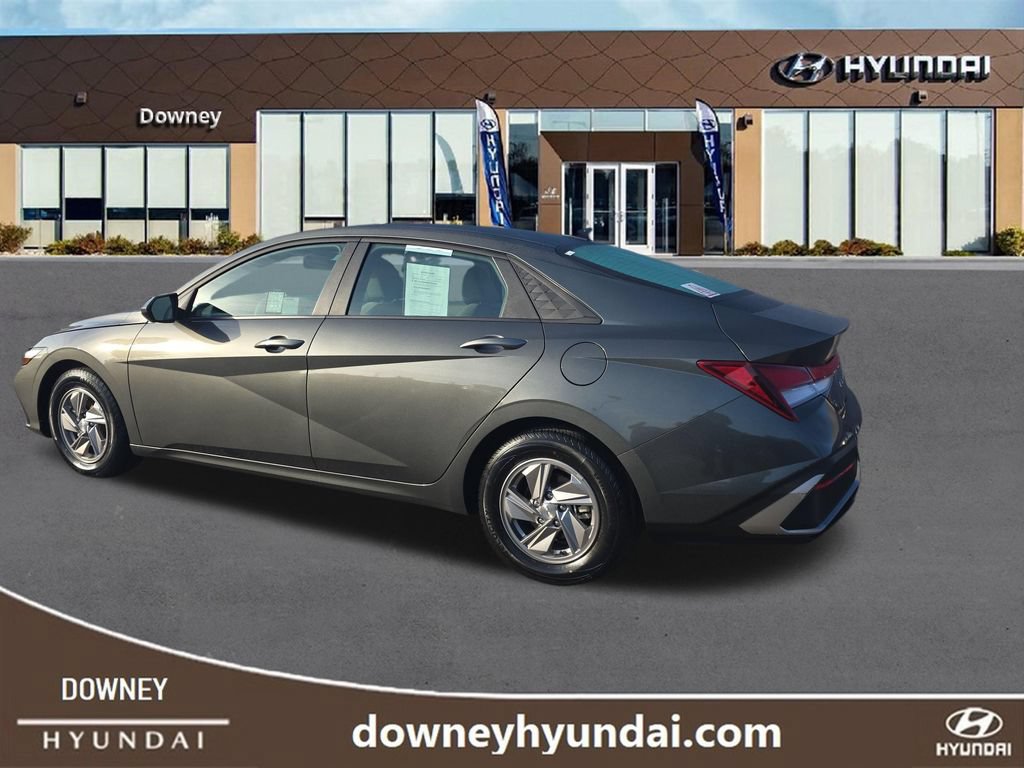 Used 2025 Hyundai Elantra SE FWD image 3