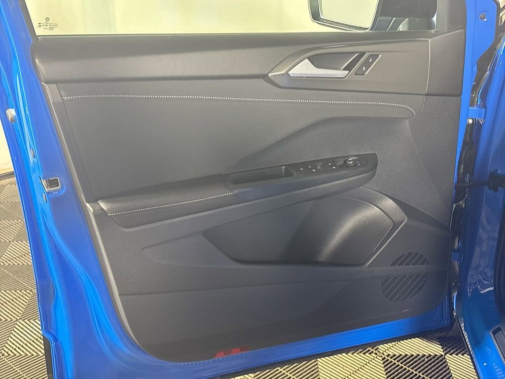 Certified 2025 Volkswagen Taos SE image 10