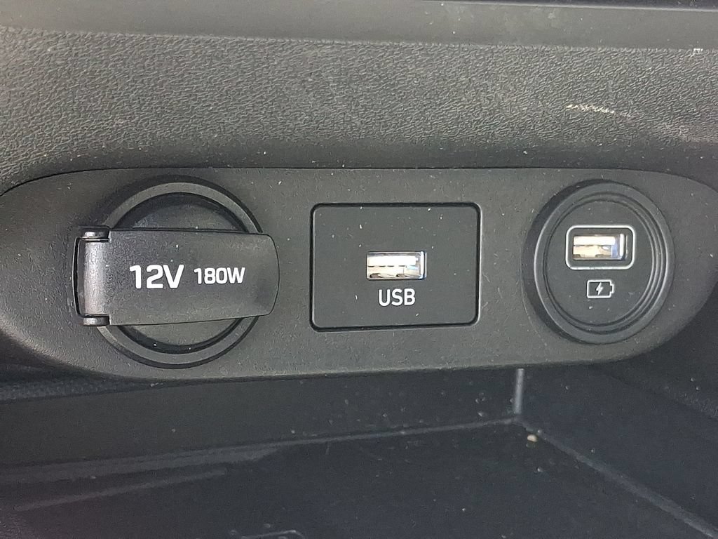 Certified 2022 Hyundai Elantra Limited w/ Preferred Accessory Package FWD image 27