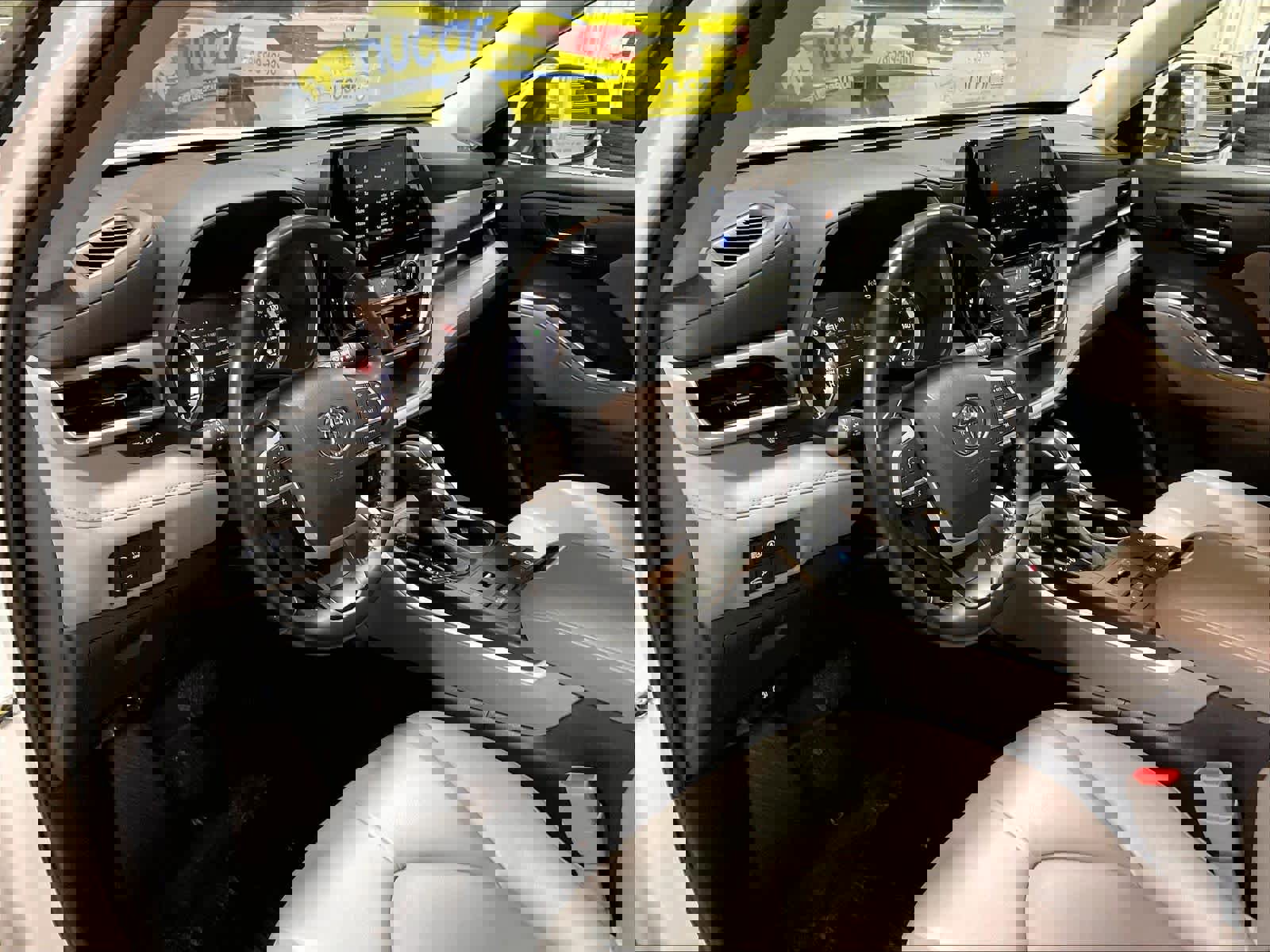 Used 2023 Toyota Highlander XLE image 8