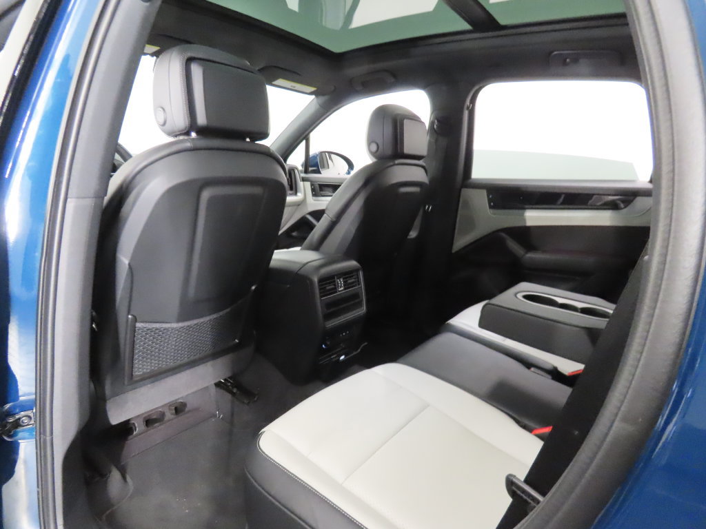 Certified 2025 Porsche Cayenne AWD/4WD image 44