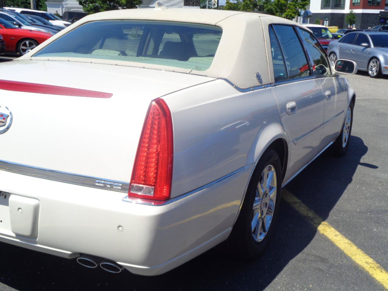 Used 2011 Cadillac DTS Luxury FWD image 18