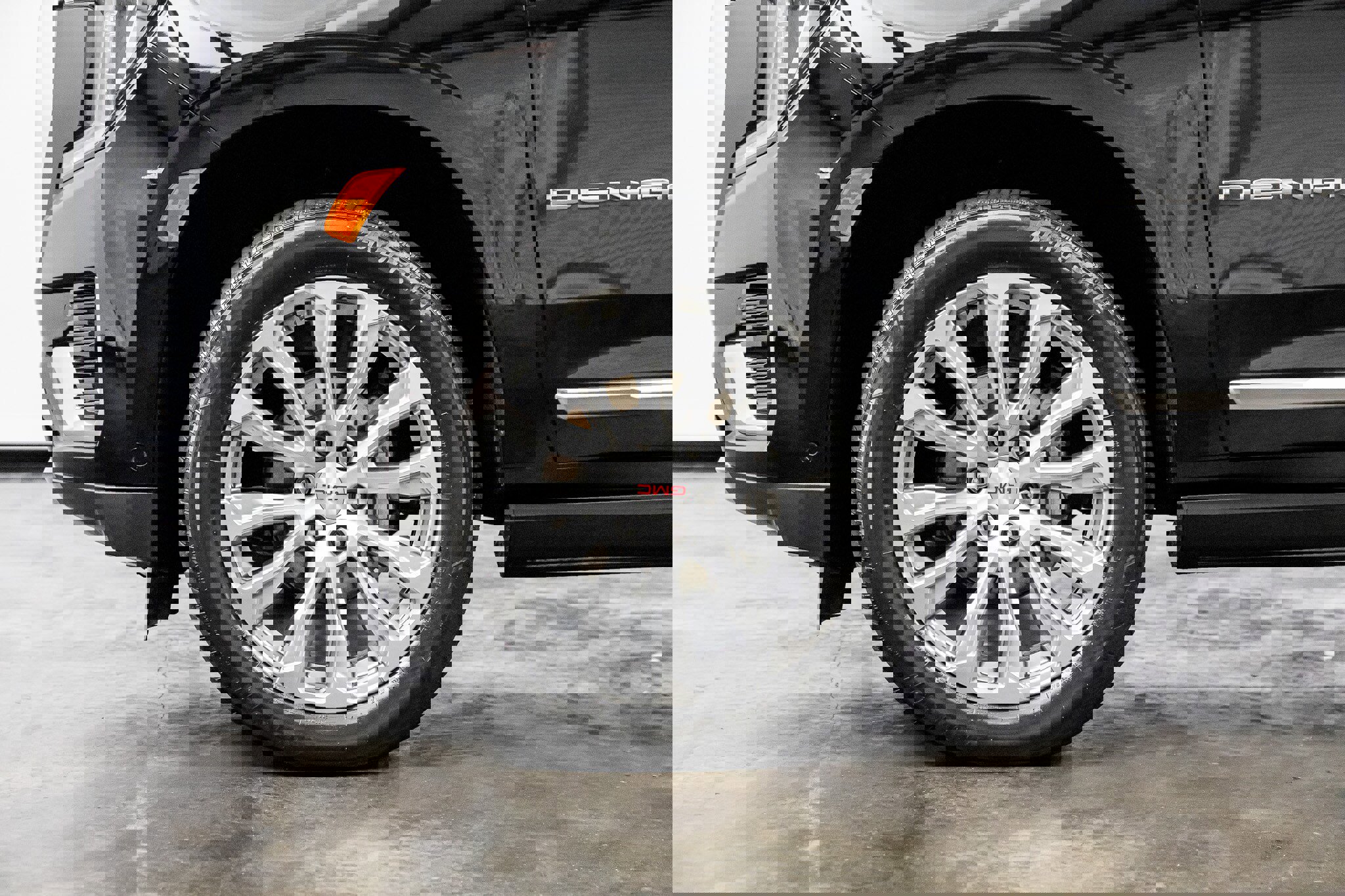 Used 2023 GMC Yukon Denali w/ Denali Reserve Package image 12