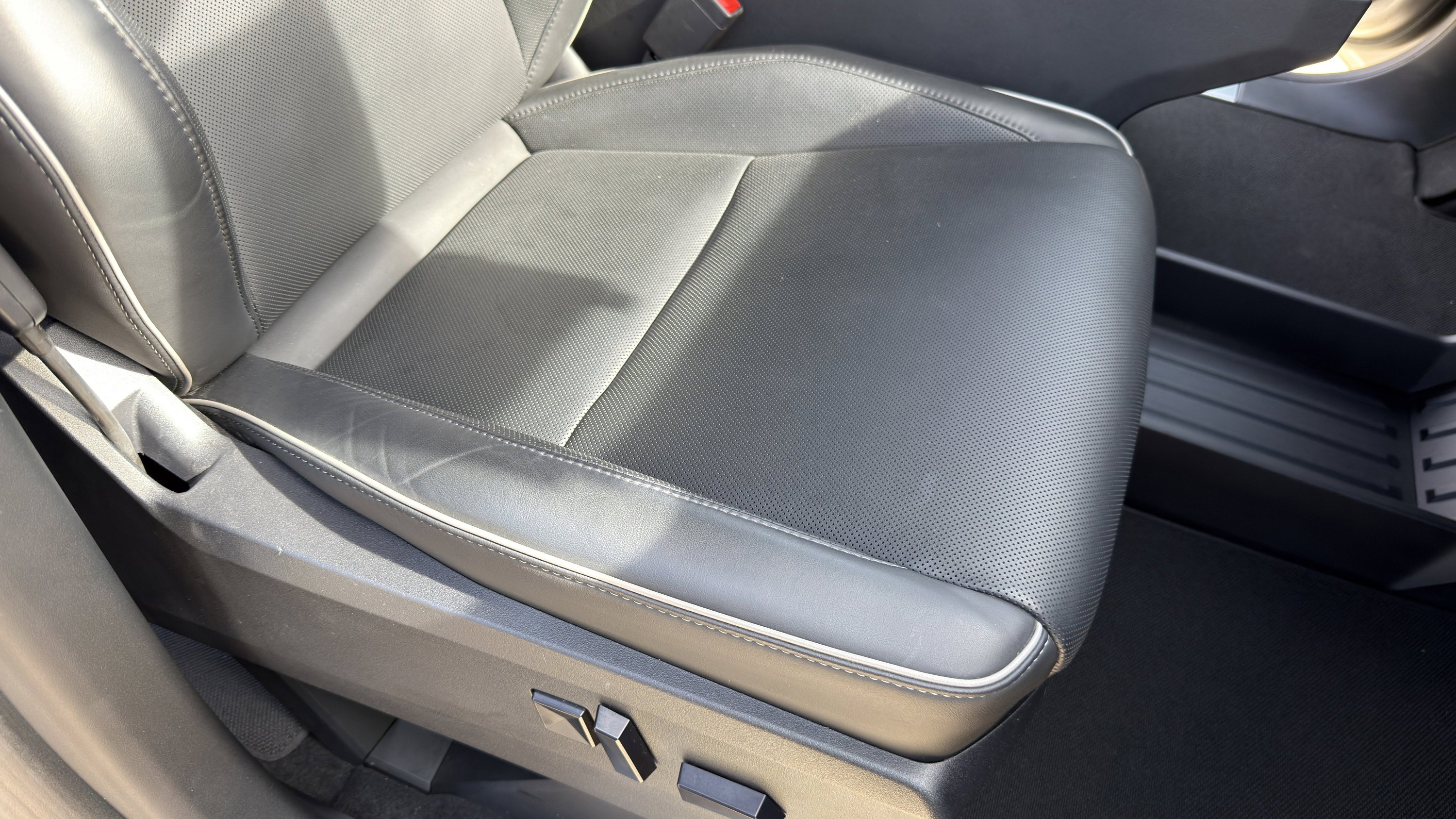 Used 2025 Tesla Cybertruck AWD Crew Cab image 60