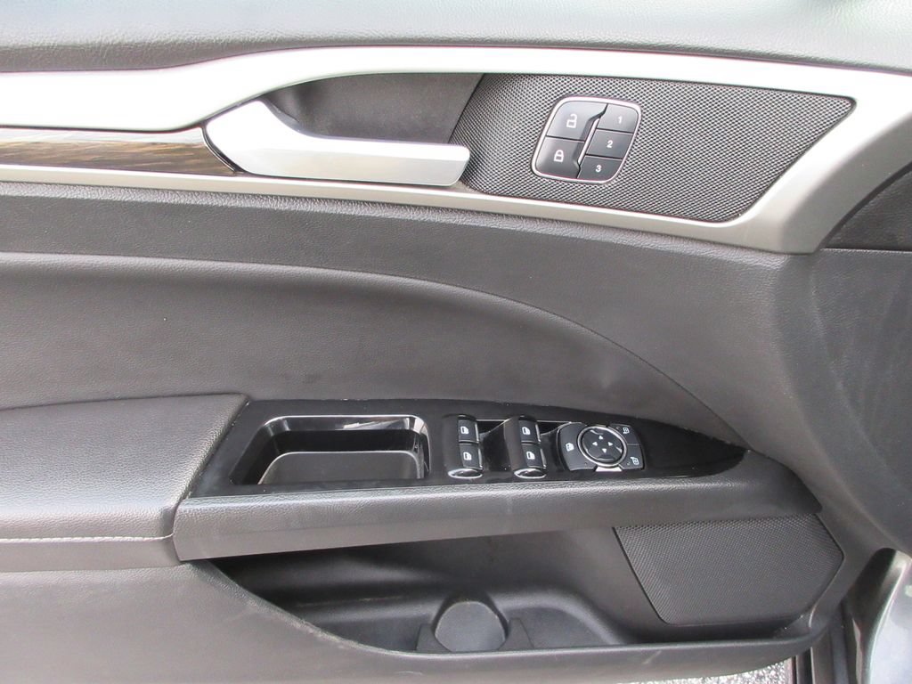 Used 2015 Ford Fusion SE w/ Equipment Group 202A FWD image 21