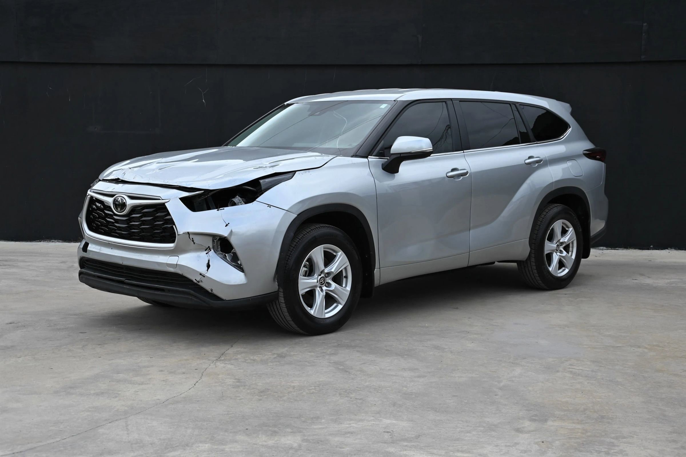 Used 2025 Toyota Highlander LE image 2