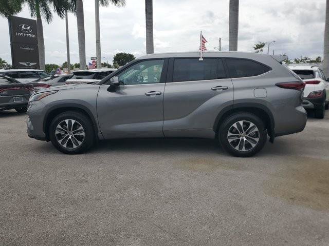 Used 2025 Toyota Highlander XLE FWD image 8