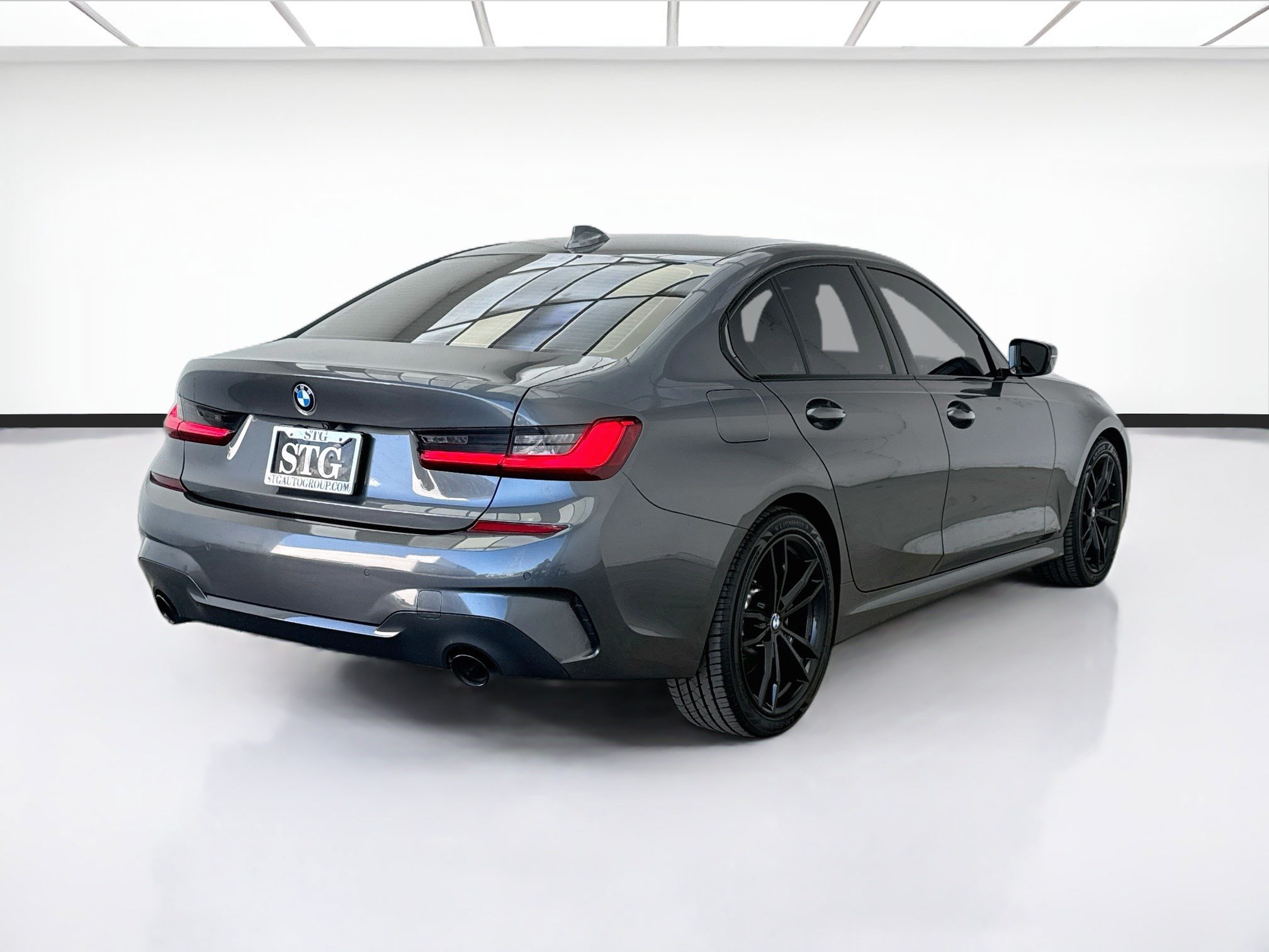 Used 2021 BMW 330e w/ M Sport Package RWD image 4