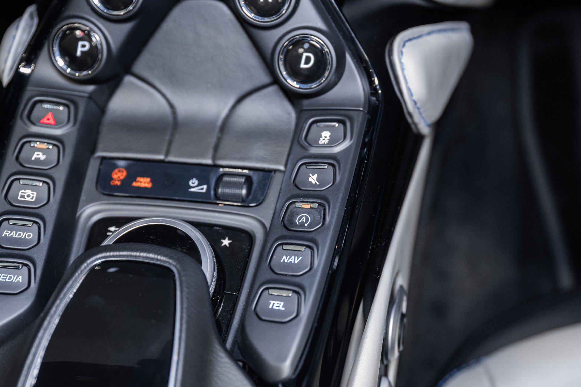 Used 2021 Aston Martin V8 Vantage Roadster RWD image 36