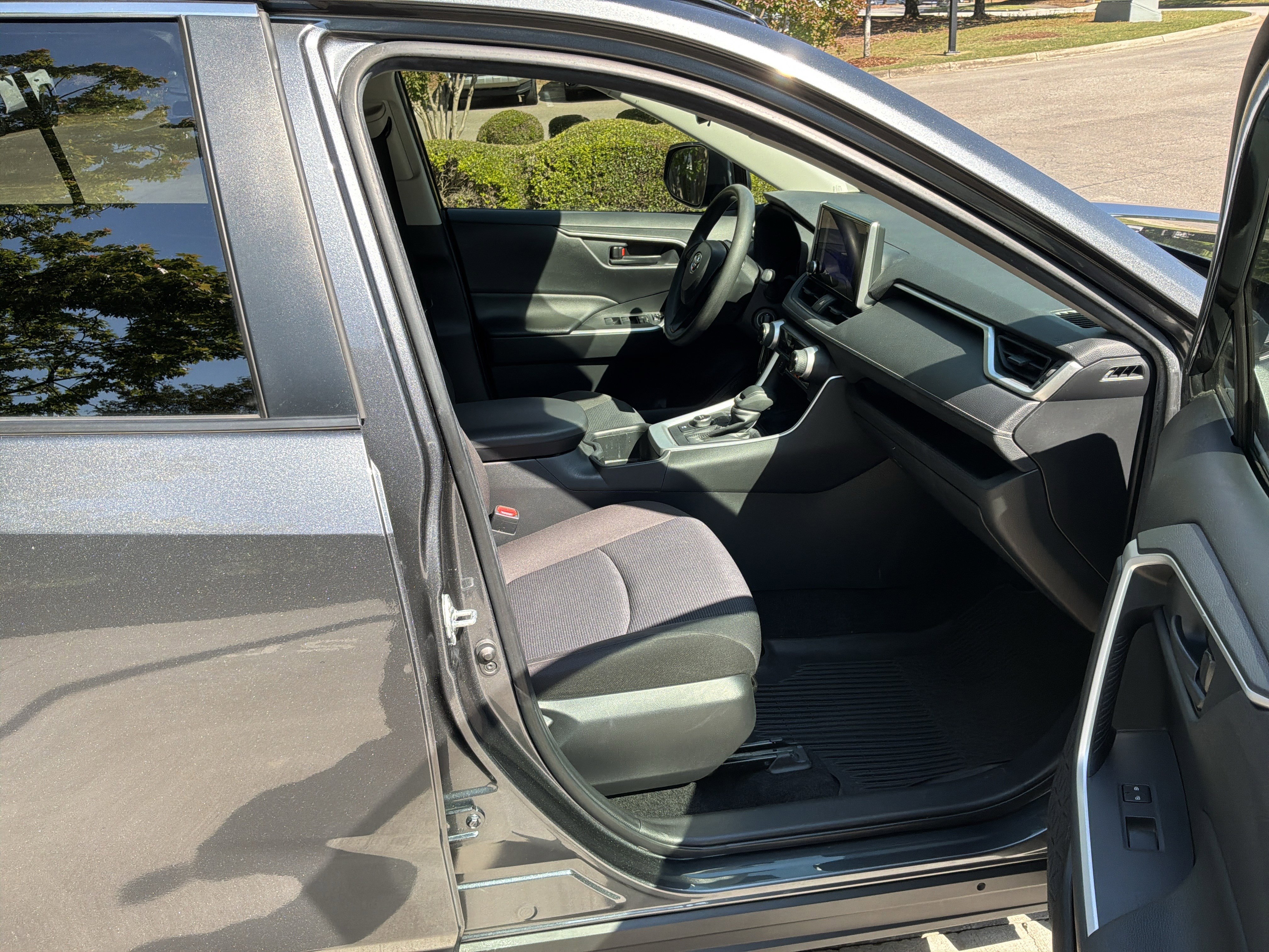 Used 2023 Toyota RAV4 LE AWD/4WD image 32