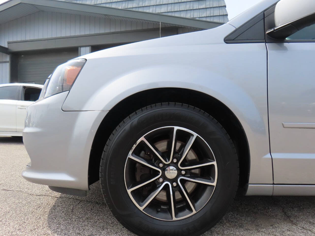 Used 2016 Dodge Grand Caravan R/T FWD image 31