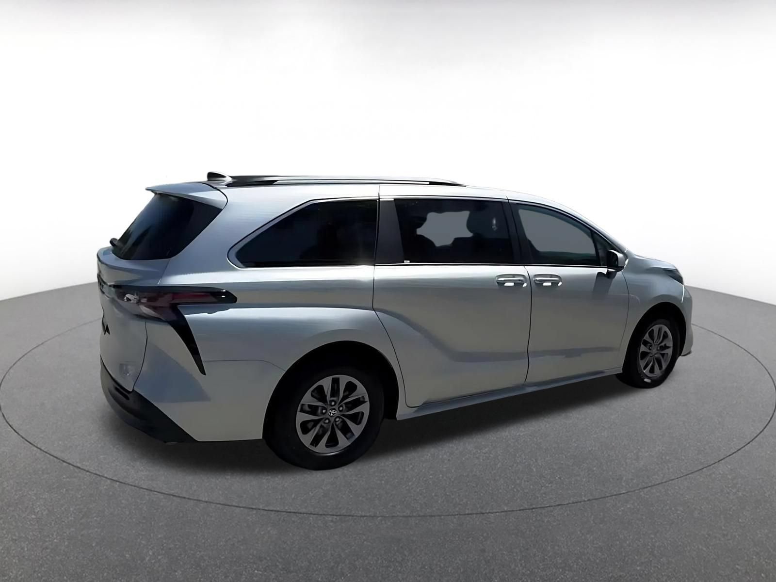Used 2025 Toyota Sienna XLE FWD image 6