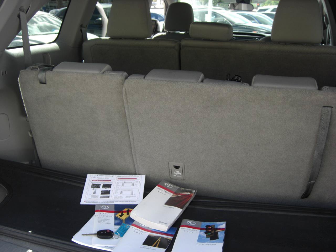 Used 2017 Toyota Highlander LE w/ Carpet Mat Package FWD image 14