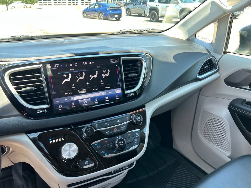 Used 2023 Chrysler Pacifica Touring-L FWD image 16