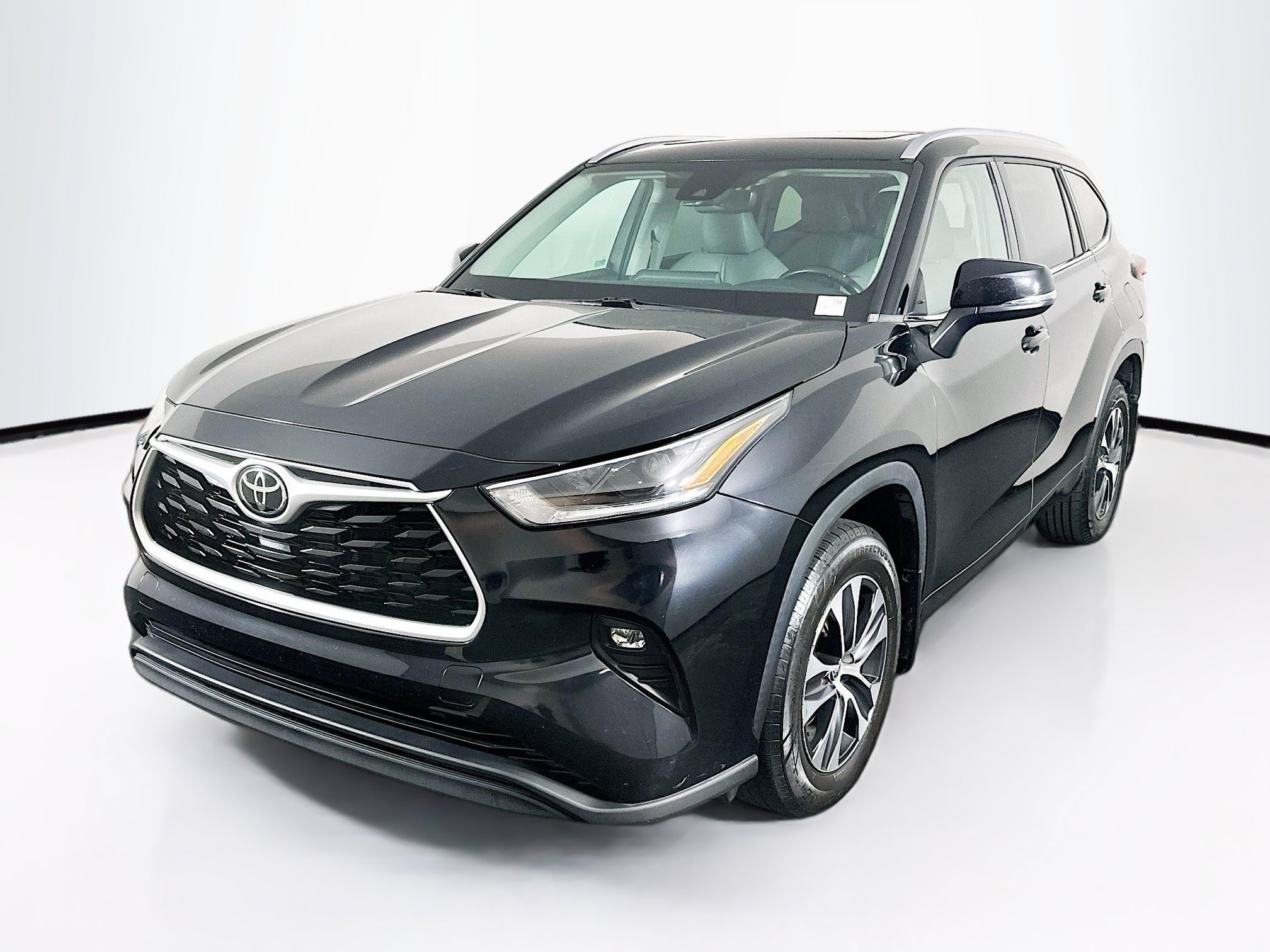 Used 2021 Toyota Highlander XLE AWD/4WD image 3