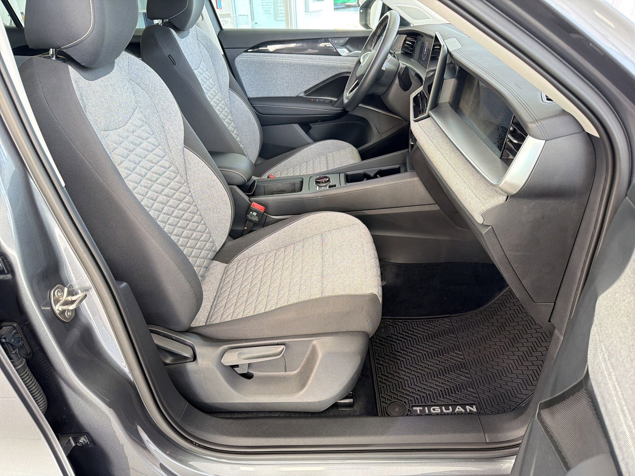 Used 2025 Volkswagen Tiguan S FWD image 29