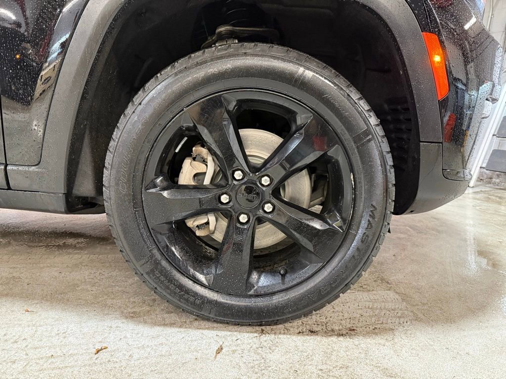 Used 2023 Jeep Grand Cherokee L Limited w/ Black Appearance Package image 39