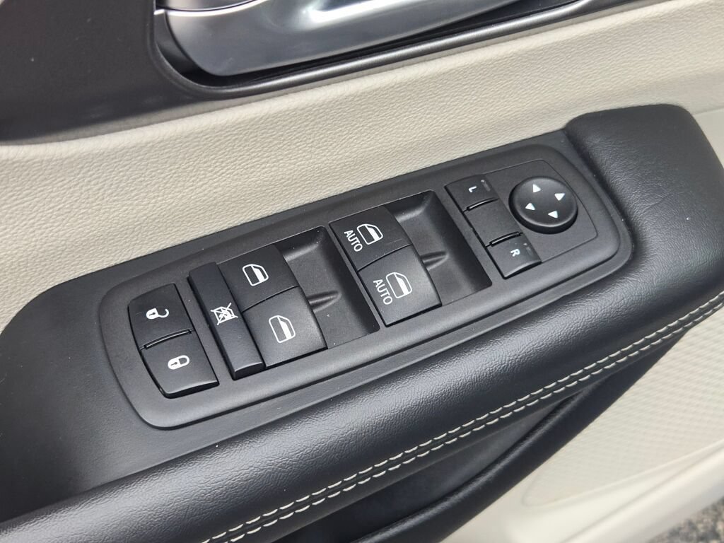 Certified 2024 Chrysler Pacifica Limited FWD image 28