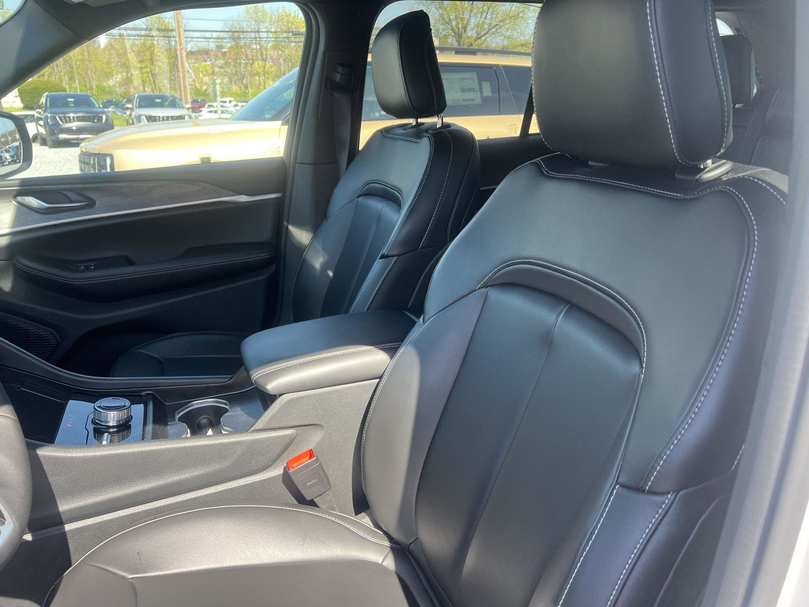 Used 2025 Jeep Grand Cherokee Limited image 14