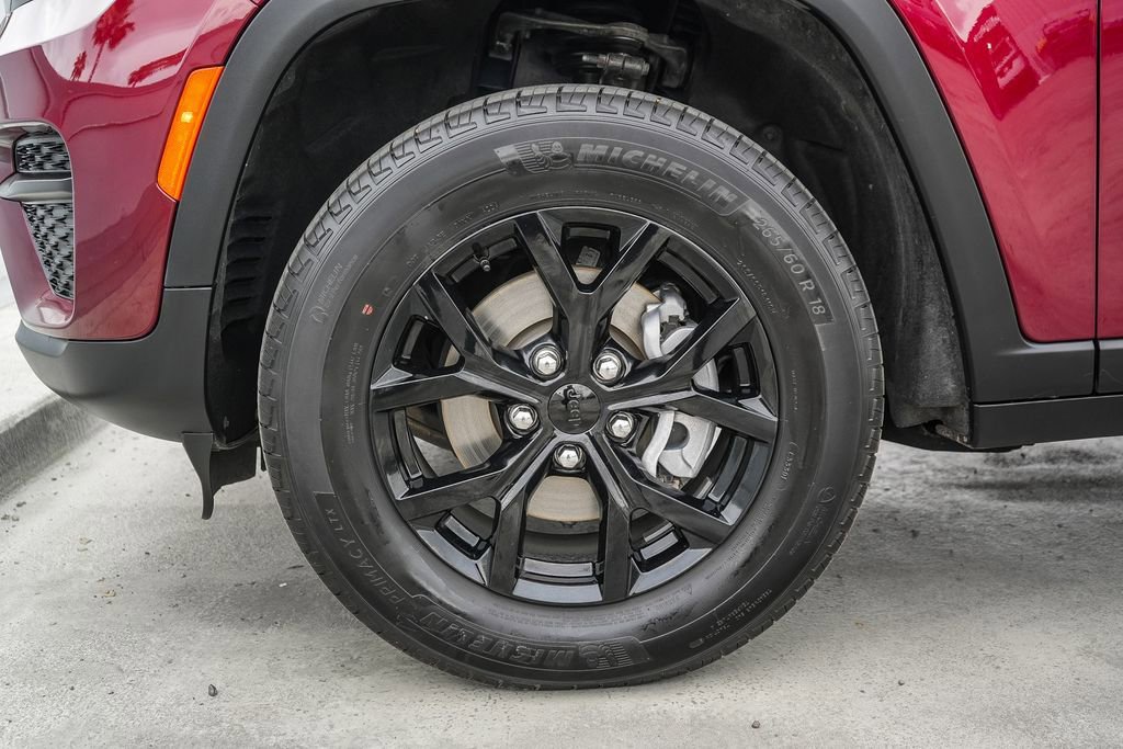 Used 2025 Jeep Grand Cherokee Altitude AWD/4WD image 11