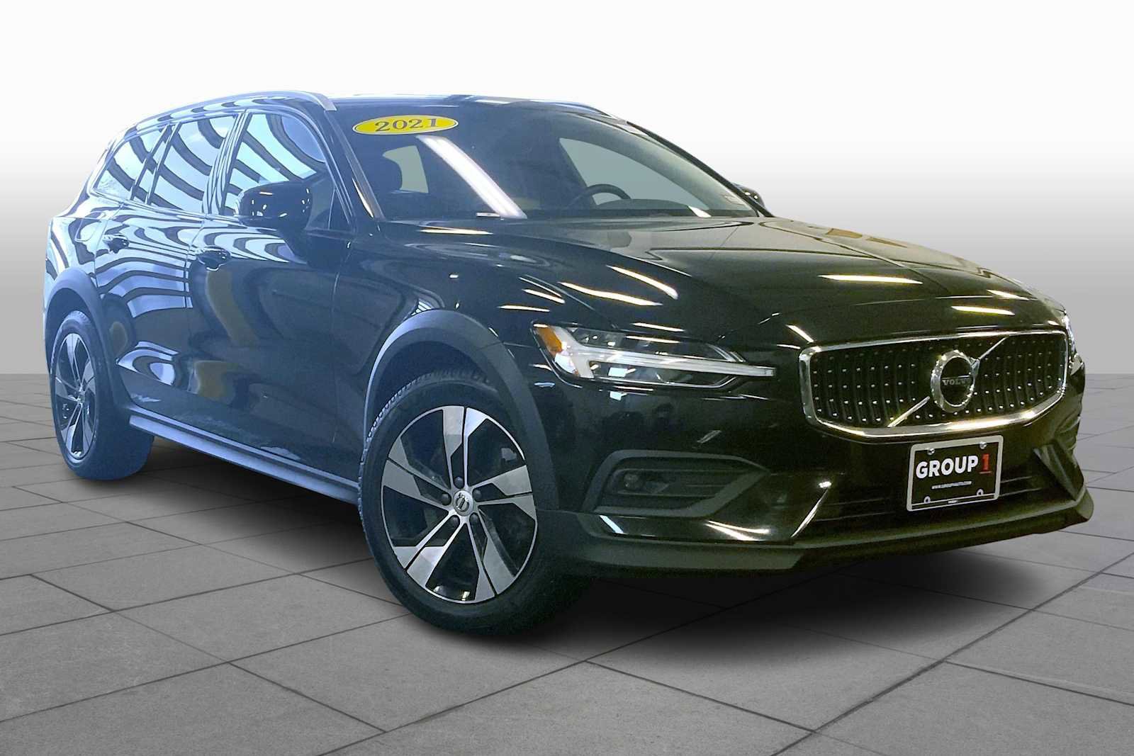 Used 2021 Volvo V60 T5 Cross Country image 2