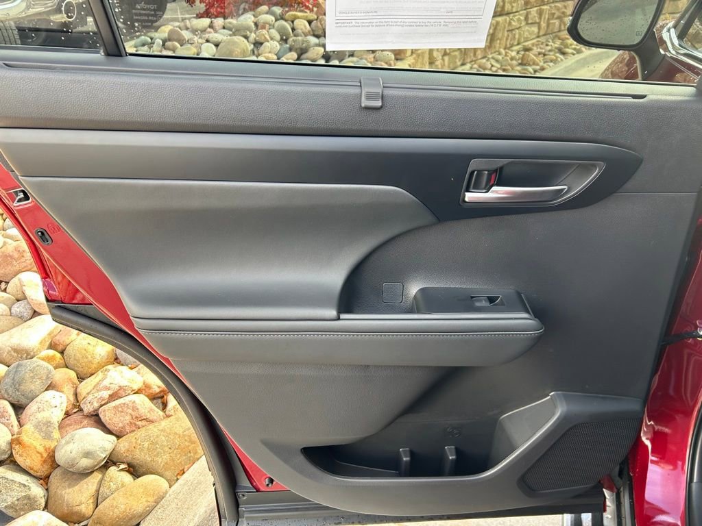 Used 2026 Toyota Highlander XLE image 24