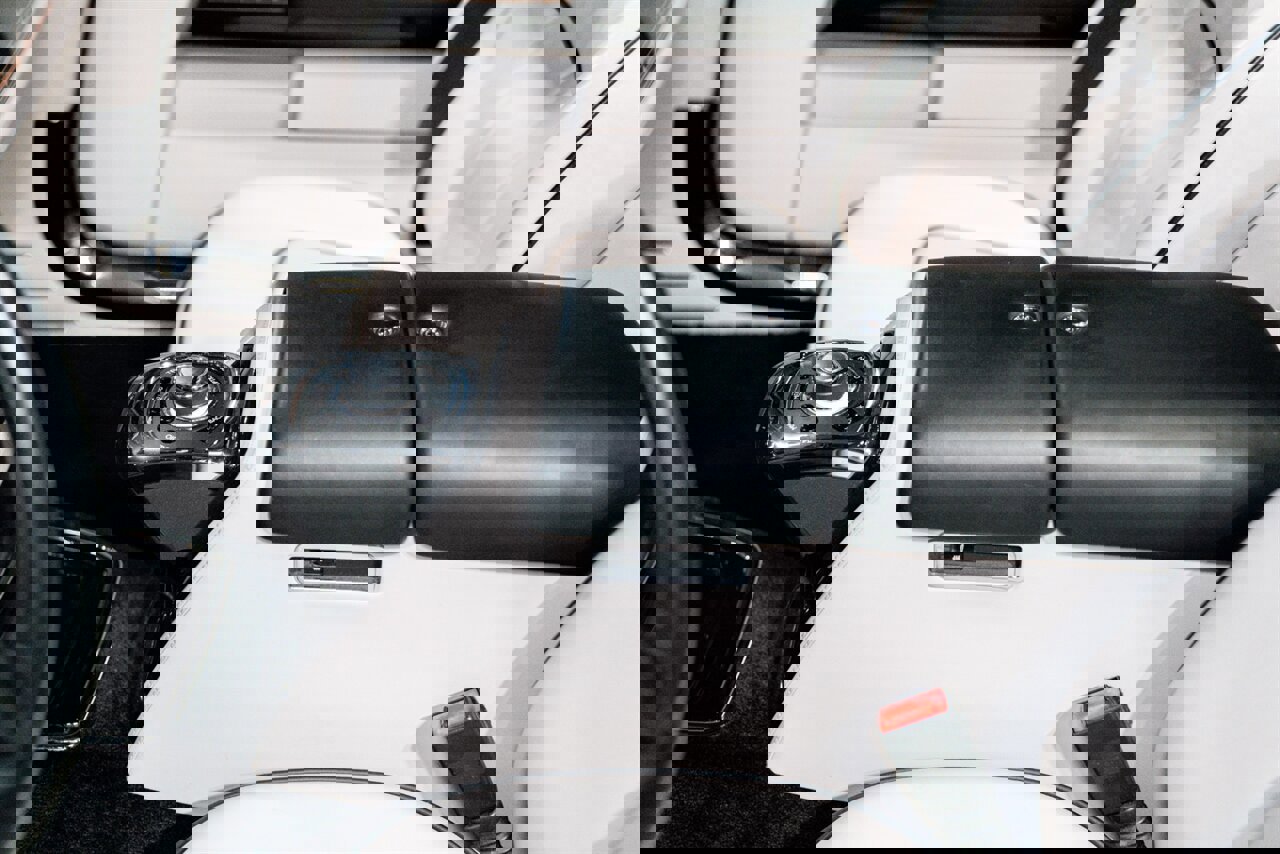 Used 2015 Rolls-Royce Phantom Drophead Coupe image 17