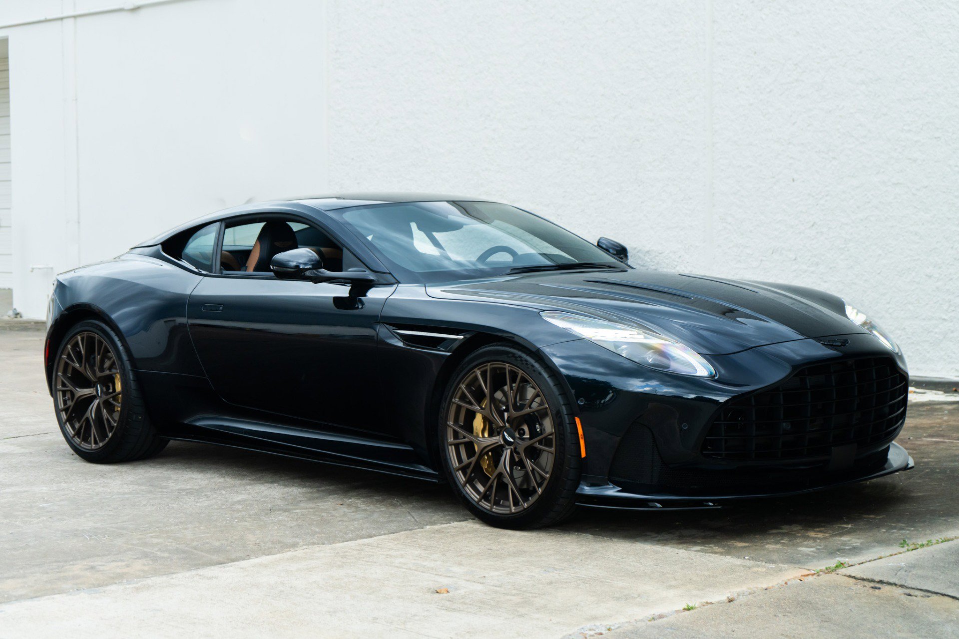 Used 2024 Aston Martin DB12 Coupe RWD image 2