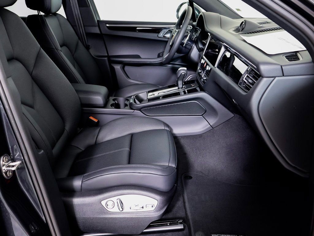 Certified 2025 Porsche Macan AWD/4WD image 8